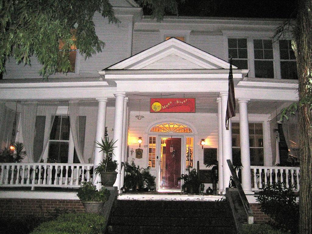 Inn Upon Moon River Plantation Chester Exterior photo